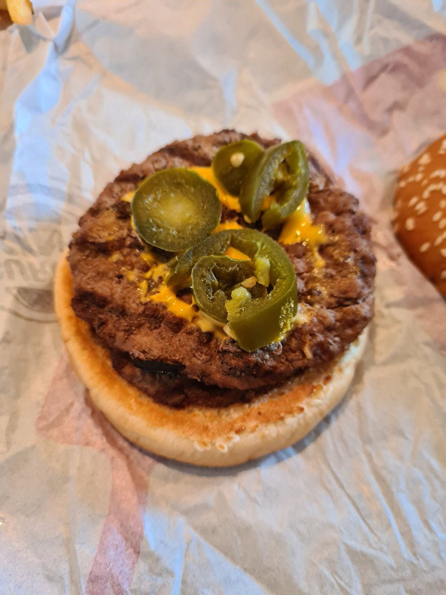 NicolePollock2's tweet photo. @BurgerKingUK so disappointed by the chilli cheese melt from east Kilbride branch.. McDonald's wouldn't have done this 🤣🙄 https://t.co/QxYXfFr0AE