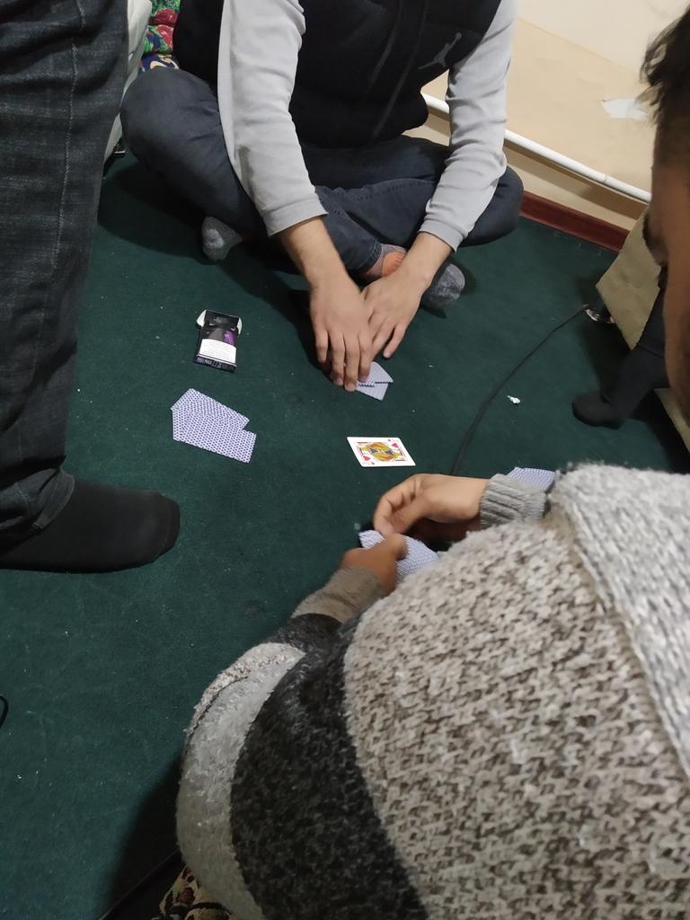 Uzun boyli, yalangoch, keng dumbali nozik qizlar Porno video: Onam oglini ushlab oldi