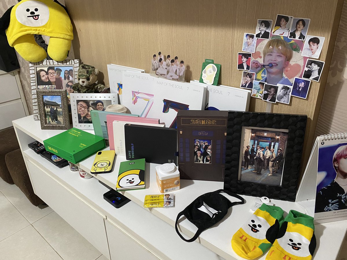 sil_iwsa's tweet photo. Meu cantinho @BTS_twt @bts_bighit @BigHitEnt @bighit_merch @BT21_ @BT21_Japan #chimmy #JiminPurpleParty #jiminyouareperfect #jimin #Jiminie 🐥💜🐥💜🐥💜7️⃣🇧🇷💝🤩💐🙏🏻🇰🇷🎊🌍🇧🇷💜🙏🏻 https://t.co/3LvnJUy1HX