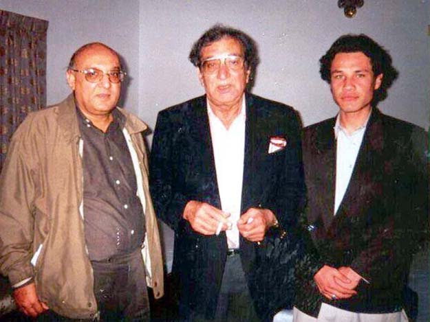 Mohsin Changezi is an Urdu Poet from Hazara, Changezi won multiple awards including the Tamgha-e-Imtiaz.کوفہ شب نے جو تعبیر کی حد جاری کیمیں نے جلتے ہوئے خوابوں کی عزاداری کی