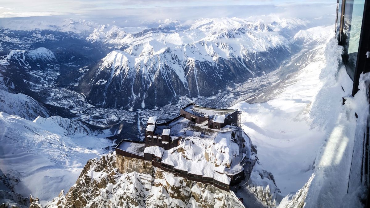 B_Event3's tweet photo. @HELIOPICSPA a su trouver sa place, par sa parfaite intégration dans le paysage, face au toit de l’Europe et à son positionnement original, décliné en une décoration délicieuse et un ensemble de services originaux… 😉

➡ https://t.co/UqDnBqqNJr https://t.co/oAwPXB3zZk