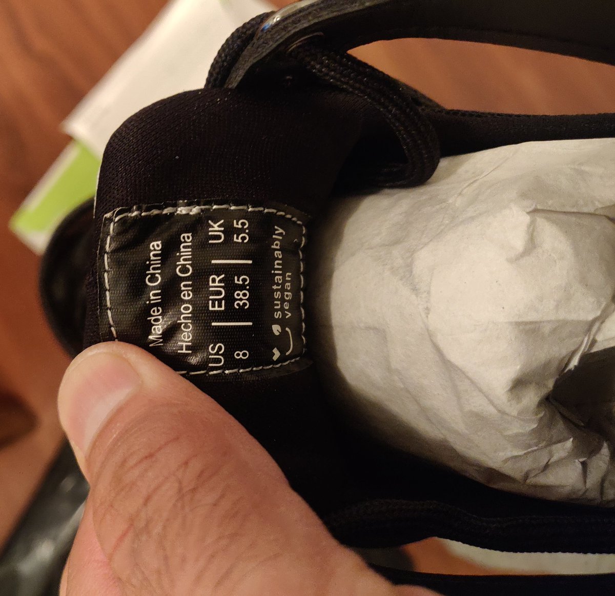 TheMastFoodist's tweet image. @callitspring I ordered size 5 and get size 8 in a box of size 5, is 8 the new 5??

#wrongsize #wrongorder #blameitoncovid #mismanagement #haha #8isthenew5 #callitspring