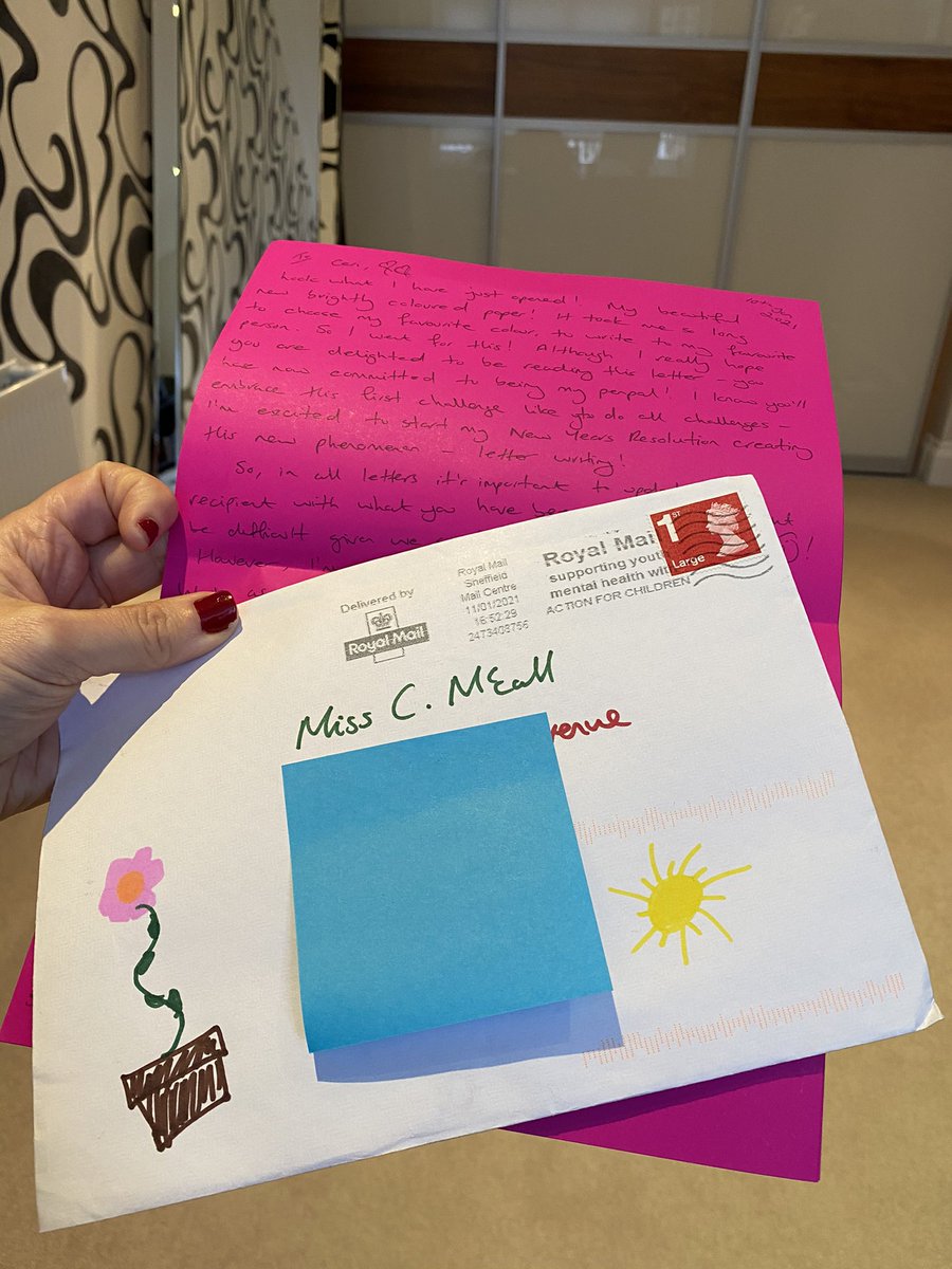 CeriMcCall's tweet photo. Receiving a surprise, hand written letter from your gorgeously thoughtful Sister @Teacher_LMc77 #lockdownpenpal #Tuesdayjoy 😍🤩💖 https://t.co/SfxGLnozks