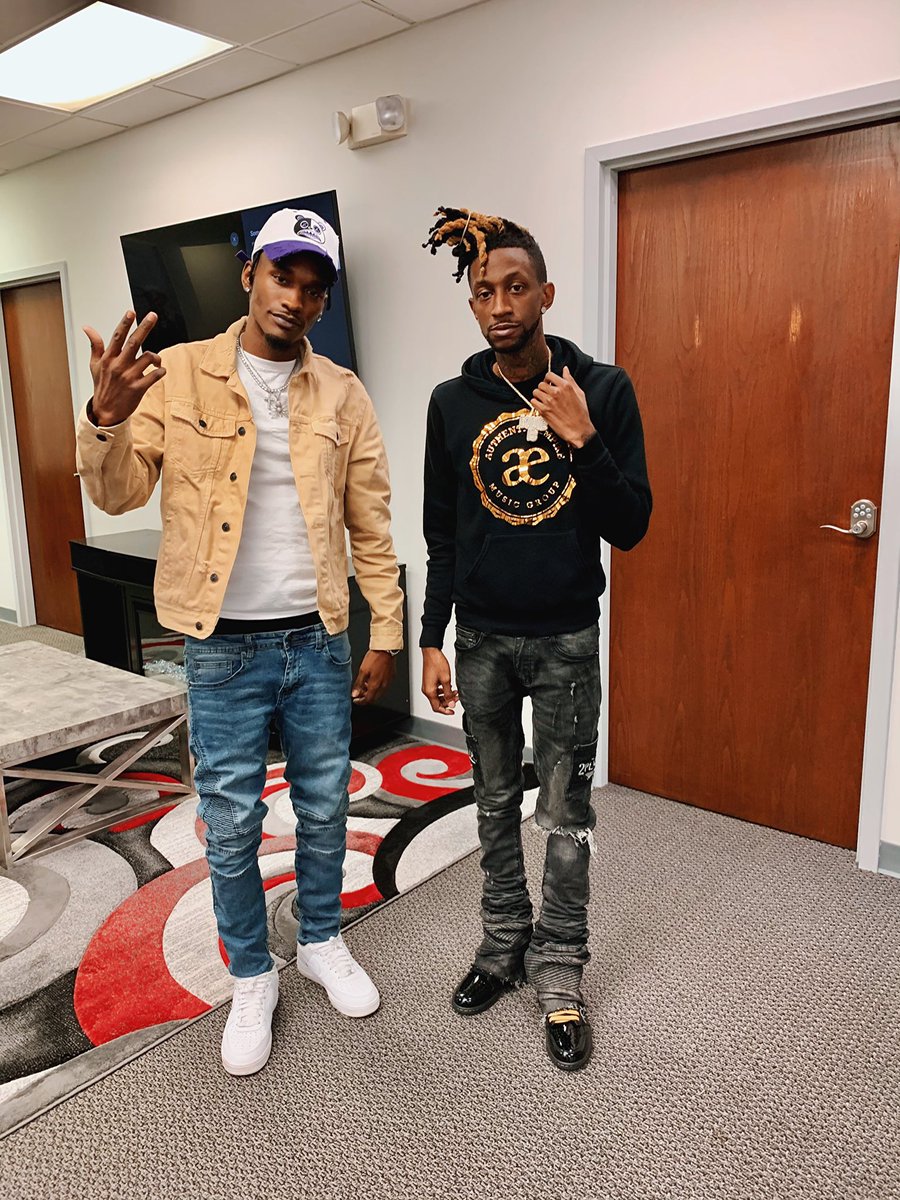 IsItQuan's tweet photo. Γ University π¦ Where we teach you how to Rap Trap! π€«π£πΈ ft @Louie13_AE #IsItGang #AuthenticOrNothing #RannatOTW #PushUp https://t.co/Ckden8Sfgg