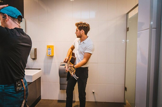 willrybnermusic's tweet photo. ㅤㅤㅤFotos exclusivas de William antes de subir al escenario del 3ARENA, en Dublin, para el gran concierto de 
@MVS4S #REBELLIONTOUR https://t.co/QbN1YwNEUz