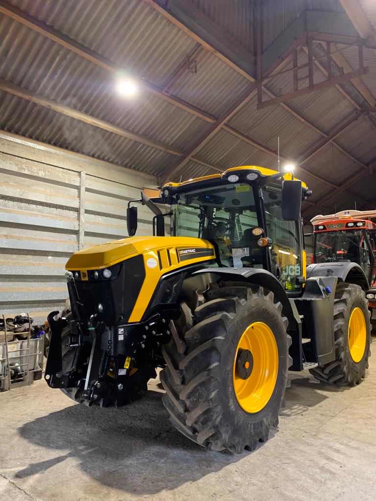LHAgro's tweet photo. New year, new kit, for this used steer ready Fastrac JCB. Topcon X35 with radio RTK from customer’s own private base station. Ready for delivery of a new Isobus direct drill with section and rate control.
#TopCon #LHAgro #tractorautosteer #UKFarming #RTK #DirectDrill https://t.co/l6ibwvAnsm