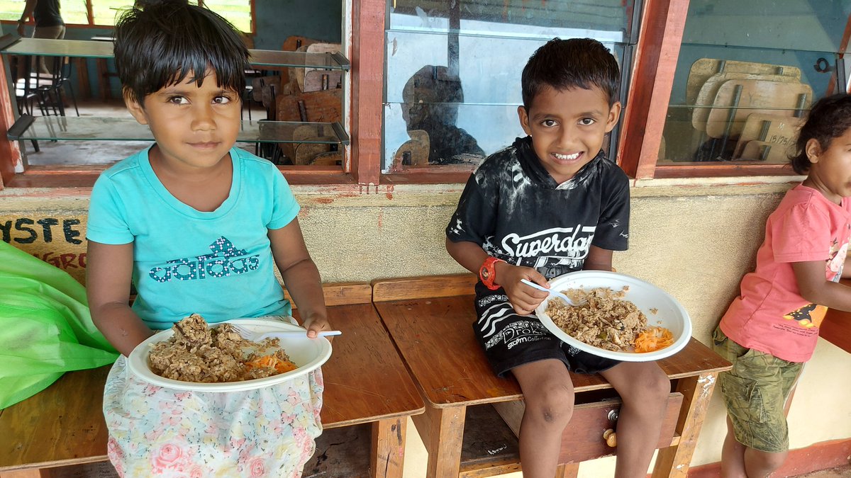 kumar_kaajal's tweet photo. #Fijian children living in Nasarawaqa, Droca, Sasake &amp; Vuniuto Settlement which was very badly damaged by #TCYasa gathered in numbers to be part of our #MagicMeal Initiative. Meals + Magic Show + lots of laughter &amp; smiles + prizes @FijiNDMO
@FijiPM @FijiAG @RosySAkbar @ISeruiratu https://t.co/HSq4GsppX1