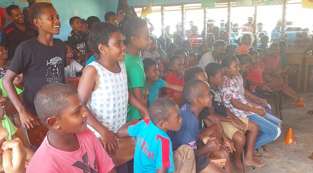 kumar_kaajal's tweet photo. #Fijian children living in Nasarawaqa, Droca, Sasake &amp; Vuniuto Settlement which was very badly damaged by #TCYasa gathered in numbers to be part of our #MagicMeal Initiative. Meals + Magic Show + lots of laughter &amp; smiles + prizes @FijiNDMO
@FijiPM @FijiAG @RosySAkbar @ISeruiratu https://t.co/HSq4GsppX1