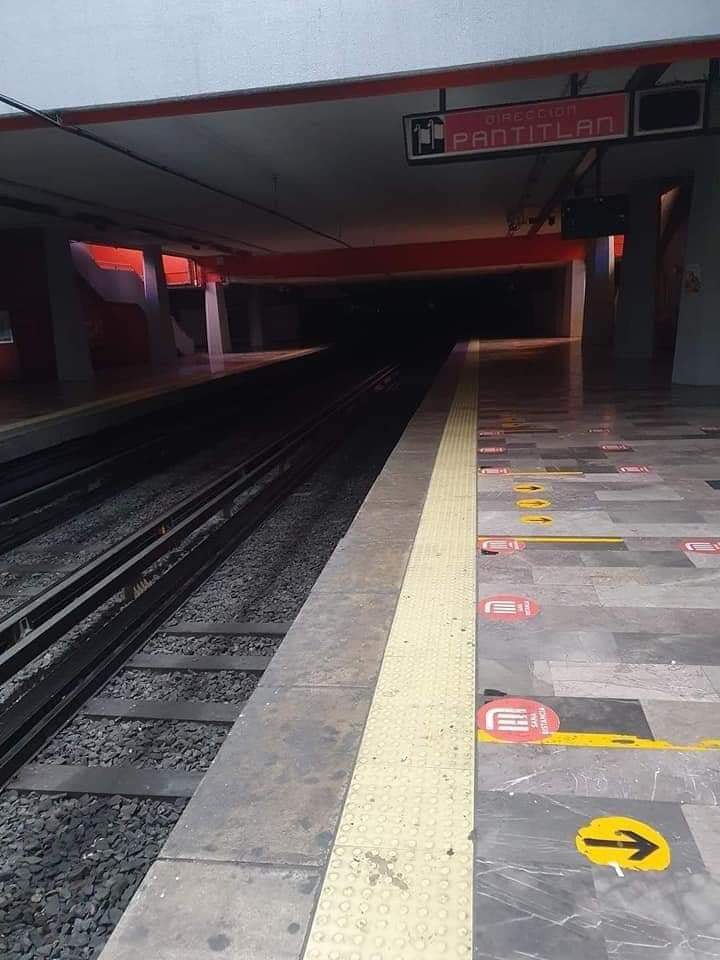 MrMetroCDMX's tweet photo. He visto muchos comentarios de que esto fue planeado, no se no me consta pero creo que fue la única manera de que el metro dejara de estar lleno a todas horas y siguieran elevandose los contagios.
Así luce metro candelaria 😭 https://t.co/gQzlneT4kO
