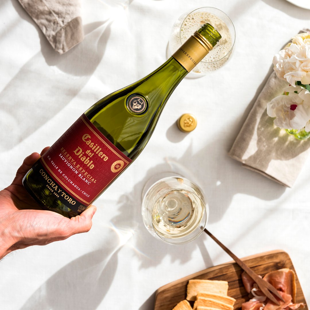 Excelente compañía, buena conversación y una copa de Reserva Especial Sauvignon Blanc ¡Maridaje perfecto! 🥂