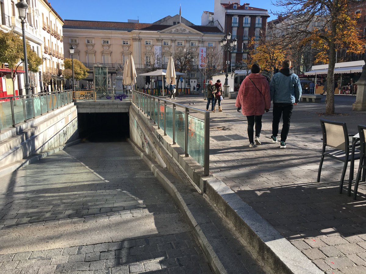 Madrid: Cómo era en los años 30. Cómo luce hoy... ¿Quién quiere una plaza con un jardín espléndido y árboles imponentes para disfrute del barrio, si puede tener un solar atiborrado de terrazas (a precios de hotel ritz) sólo para guiris con estufas de gas a todo trapo?