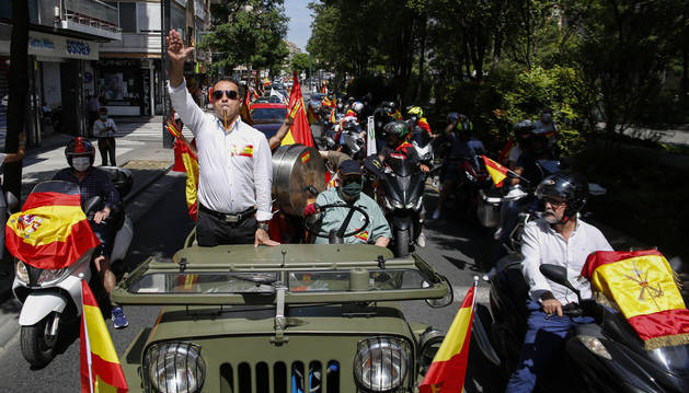 Madrid: Cómo era en los años 30. Cómo luce hoy... ¿Quién quiere un elegante tranvía eléctrico público y colectivo, si puedes tener tu humeante coche privado y sacarlo a pasear adornado con la bandera facha? Total si quieres ver tranvías, ahora te toca irte a Lisboa...
