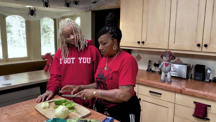 His mother was a big music fan and listened to many contemporary artists such as Beyoncé and Tupac. The musical vibes in his house inspired Trippie to become a musician. Over time, he began idolizing artists such as Lil Wayne, KISS, Gucci Mane, and Nirvana.