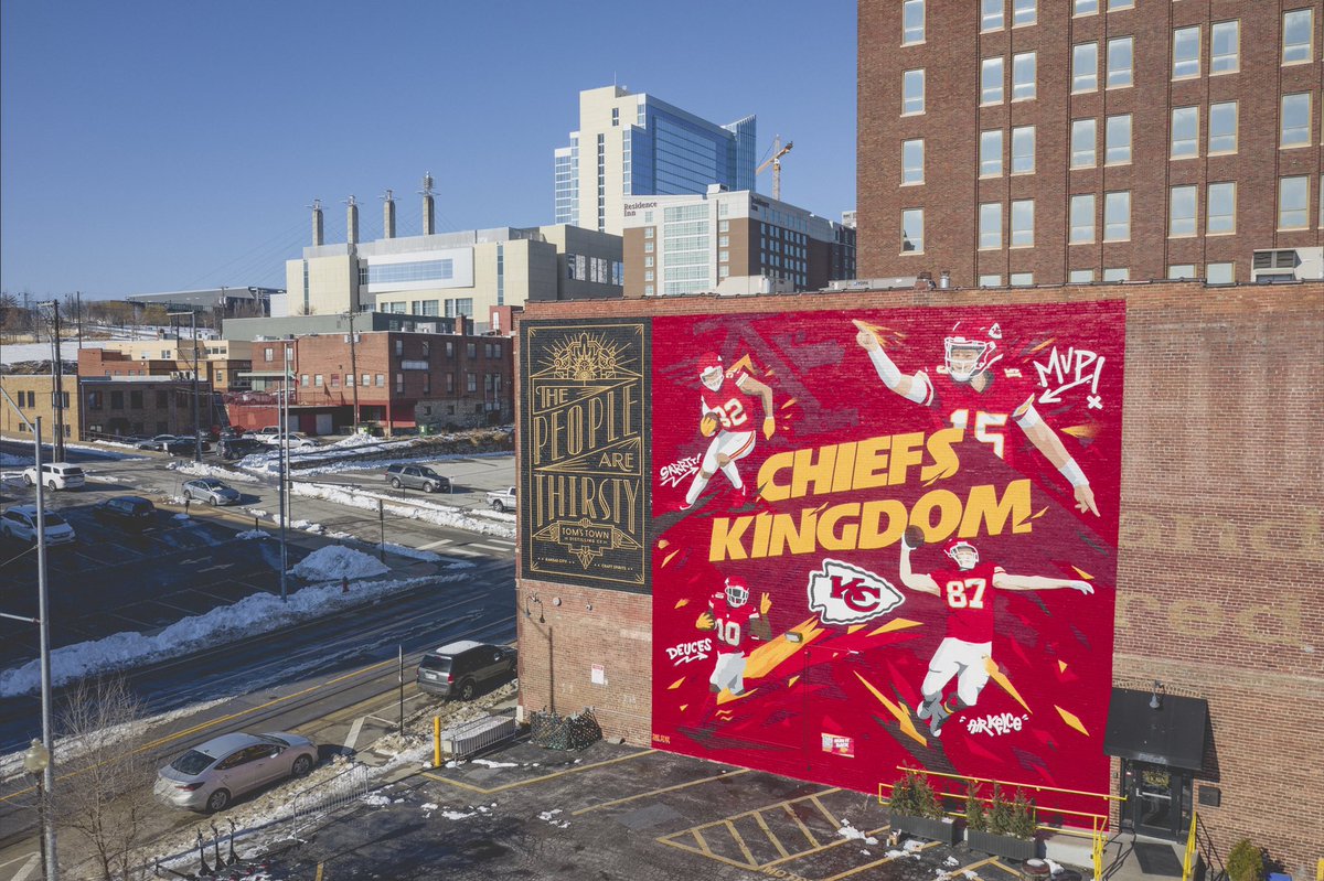 Chiefs's tweet photo. On the corner of Main and 17th! #ChiefsKingdom https://t.co/RIzKVpErkZ