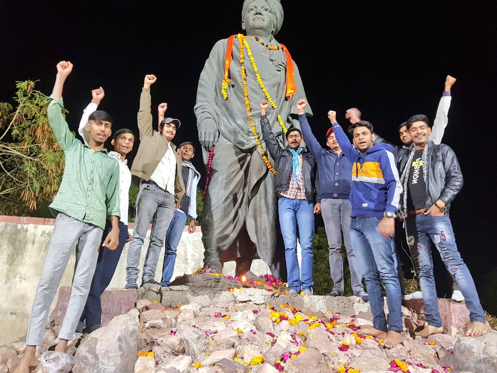 sudarshandelu's tweet photo. आज जोधपुर एनएसयूआई कार्यकर्ताओं द्वारा युवा दिवस के उपलक्ष्य में  स्वामी विवेकानंद जी की मूर्ति पर पुष्प अर्पित कर उनकी 158वी जयंती मनाई गई.
@withabhinsui 
@_gurjotsandhu 
@Dinesh_Nsui_ 
@ABASHOKBHATI 
@NSUI_JODHPUR_ https://t.co/4mGL5AkE7G