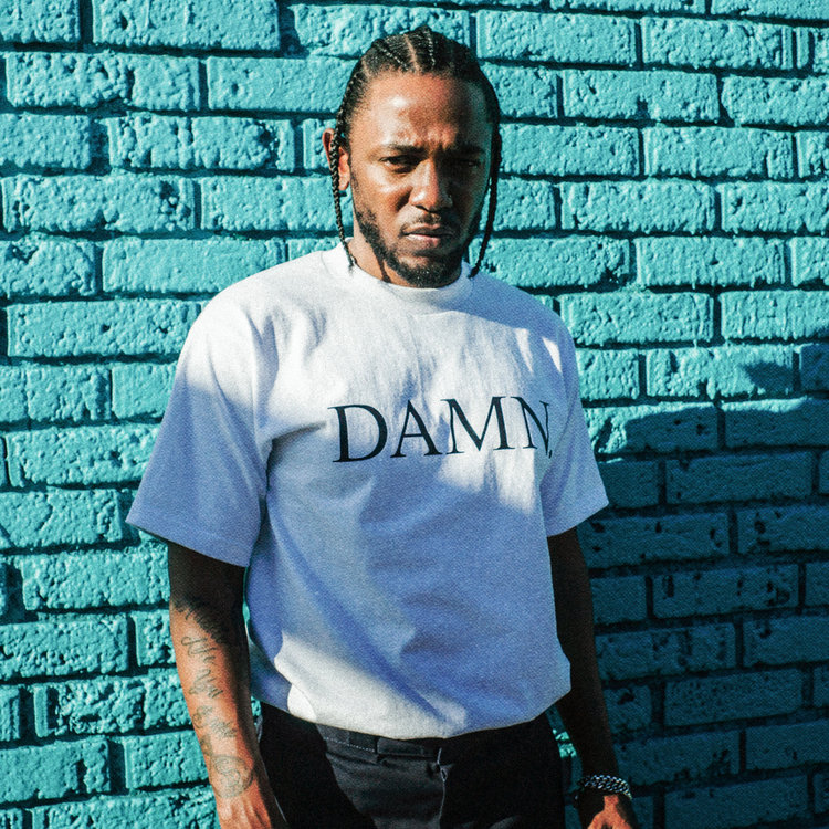 Welcome to my thread on Kendrick Lamar, a modern day rap genius & an incredible artist. I'll be covering Kendrick's beginnings, his overall discography, and other cool stuff about him.If you like this thread, I ask you give it a RT so it can reach a wider audience. Enjoy!