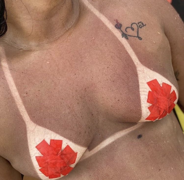 Brunabronze898's tweet photo. LEMBRANDO A TODAS QUE A PREVISÃO DE SOL É P SEMANA TODA.
Então venham e saiam c a marquinha q toda mulher gosta!😍👙☀️
Atendimento de 7h da manhã até às 10h p montagem de biquínis.
Não esqueçam de levar toalha, sabonete e protetor solar. ❤️
#VEEEEEM PRA @BRUNABRONZE898. https://t.co/rMVgSVu9xZ