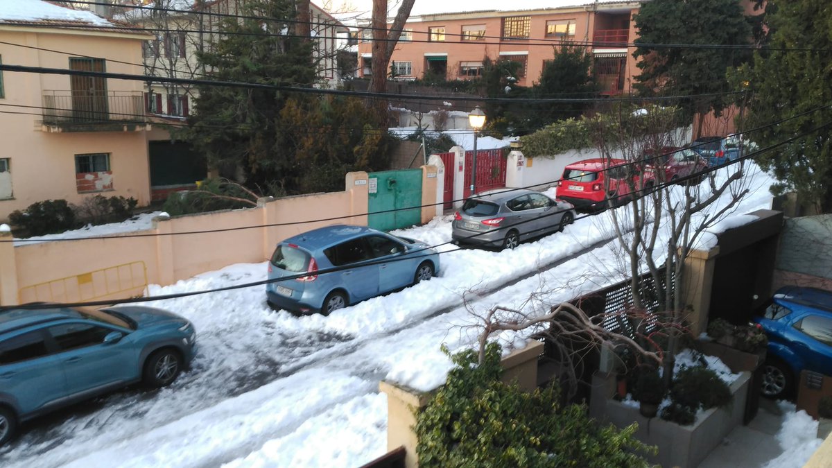 crisalvap's tweet image. Hasta cuándo vamos a estar incomunicados sin poder salir ni acceder a nstrs casas? cómo pase una urgencia qué hacemos? Qué vergüenza! Impuestos de ricos en #Aravaca y no pasan máquinas!!!! CALLE GARCÍA TREVIÑO. @MoncloaAravaca @MADRID @Lineamadrid #NevadaEnMadrid #DenunciaTuCalle