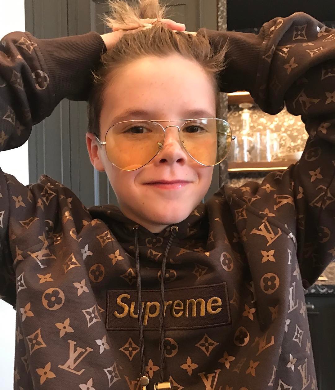 gemak Magnetisch Actief Ovrnundr on Twitter: "Supreme x Louis Vuitton “Brown” 1 of 1 hoodie is  being sold by @CruzBeckham gifted to him by Kim Jones only the “Red”  colourway was released to the public.