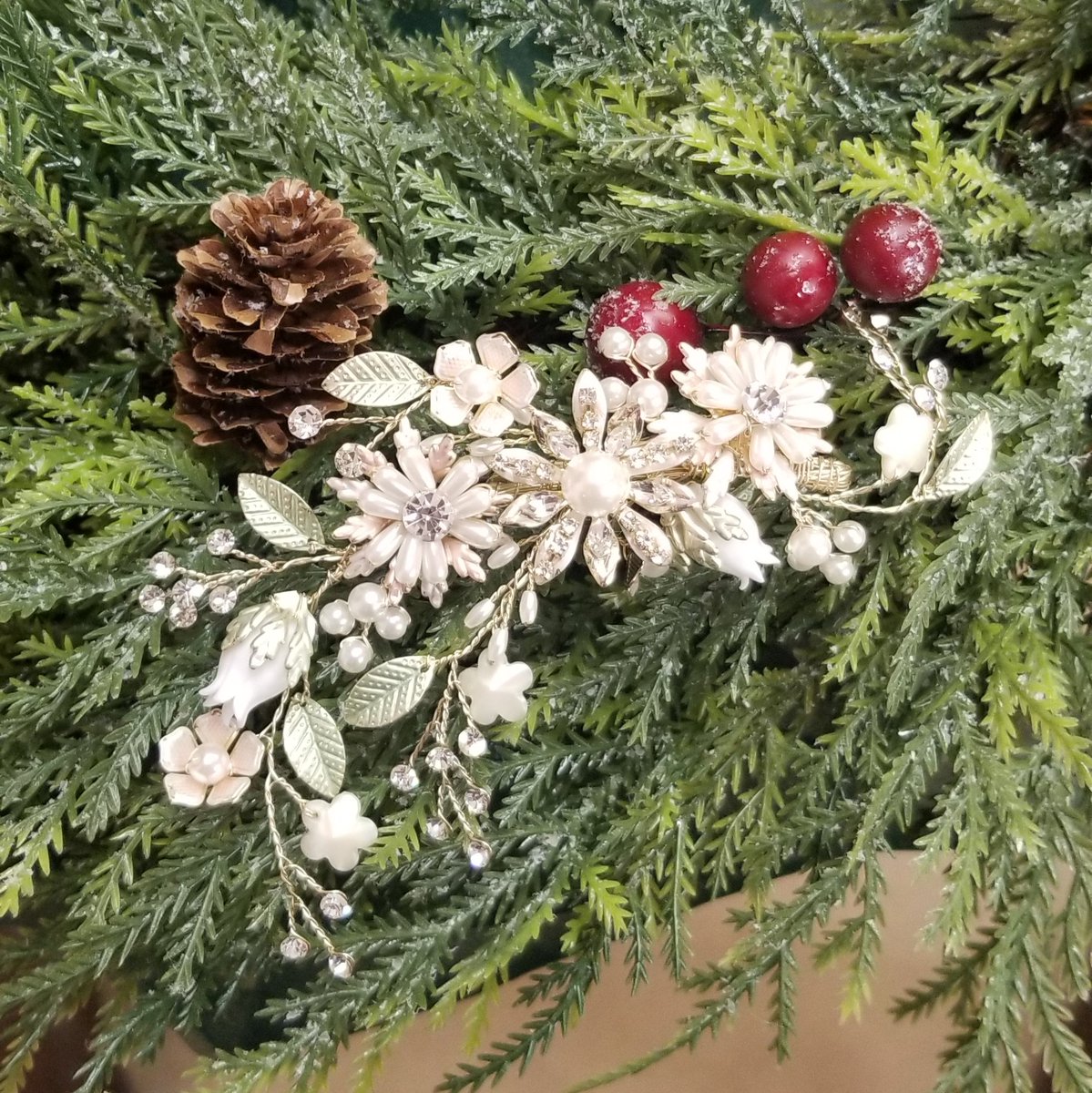 BridesShoppe's tweet photo. We love the vintage vibe of this delicate new hair clip! https://t.co/iEN9BlaFZO