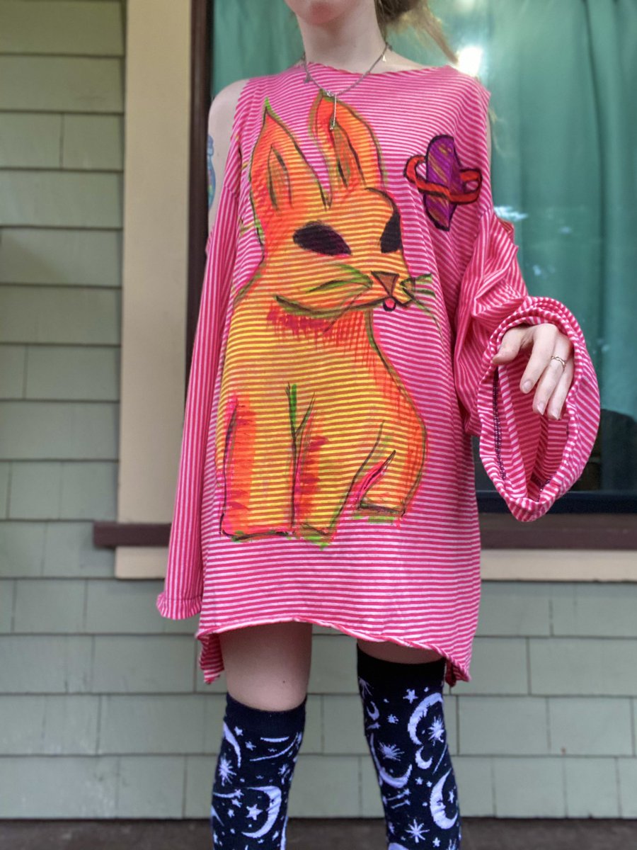 CelestialSauce's tweet photo. I love painting on clothing🎨💗🌈 https://t.co/rd9dB1TW8o