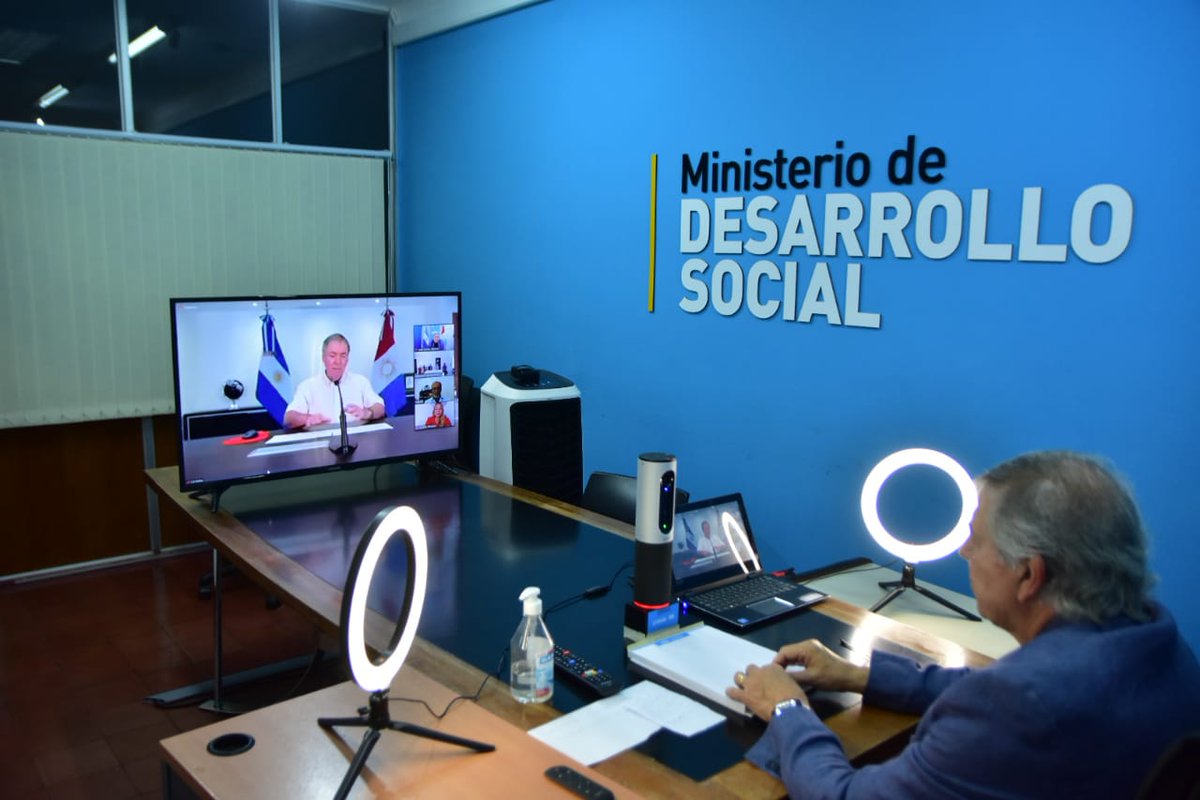 MinDSocialCBA's tweet photo. Se trata de la primera etapa de la red de #GasNatural que ya beneficia a 124 habitantes de la localidad, y avanzamos en la ejecución de la segunda etapa de la obra, que llevará el gas a 530 vecinos más. 👪
#GasNatural
#ColoniaItaliana https://t.co/o0y8TYd3Sq