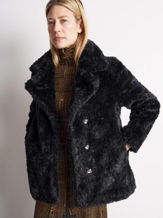 byeightywingold's tweet photo. Coats to Covet: Living in a northern climate as we do, having the right coat is key, as you'll likely wear it more than any other garment in your closet. Shop our selection of outerwear at up to 50% Off. https://t.co/iRnrljoje7 
#tigerofsweden #outerwear #coats #winterfashion https://t.co/bkELFLTFiy
