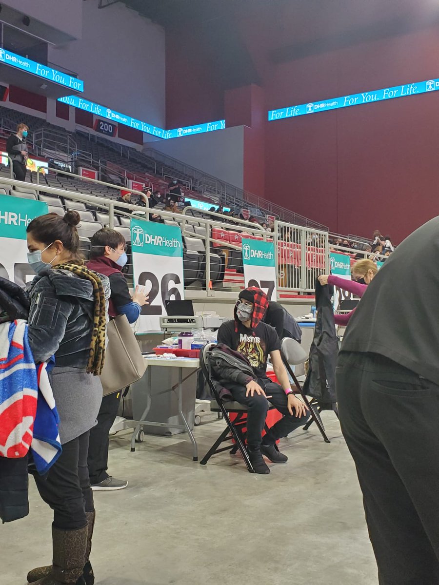 NanoSamples's tweet image. I got the covid-19 vaccine, when do I start to halucinate Russian propaganda directed by Bill Gates? #CovidVaccine