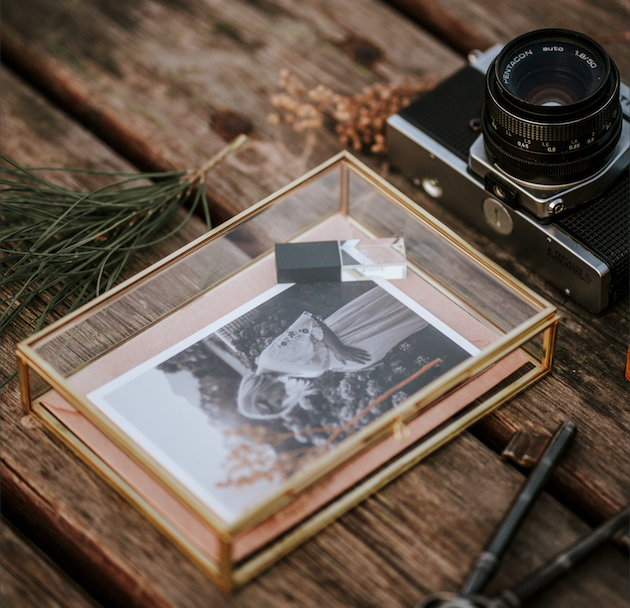 pendrivesfoto's tweet photo. Arrancamos el año con muchas novedades, como las nuevas cajas para fotografías Glass Box de cristal y metal.  Pedidos desde 1 unidad con logo https://t.co/eHq3Yadm20
