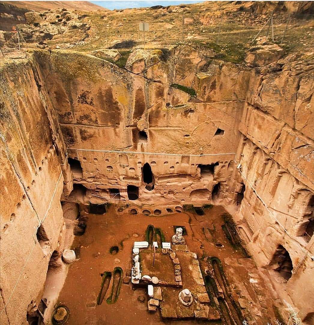 Sevgili dostlarım Niğde'ye yolunuz düşerse Gümüşler kasabasında bulunan, Gümüşler Manastırı'nı görmeden gelmeyin! Büyük bir kaya kitlesinin içine oyulu Manastırın avlu yüksekliği 14 metredir. Tam olarak bilinmemekle birlikte 8-12'nci yüzyıllar arasında yapıldığı düşünülüyor.