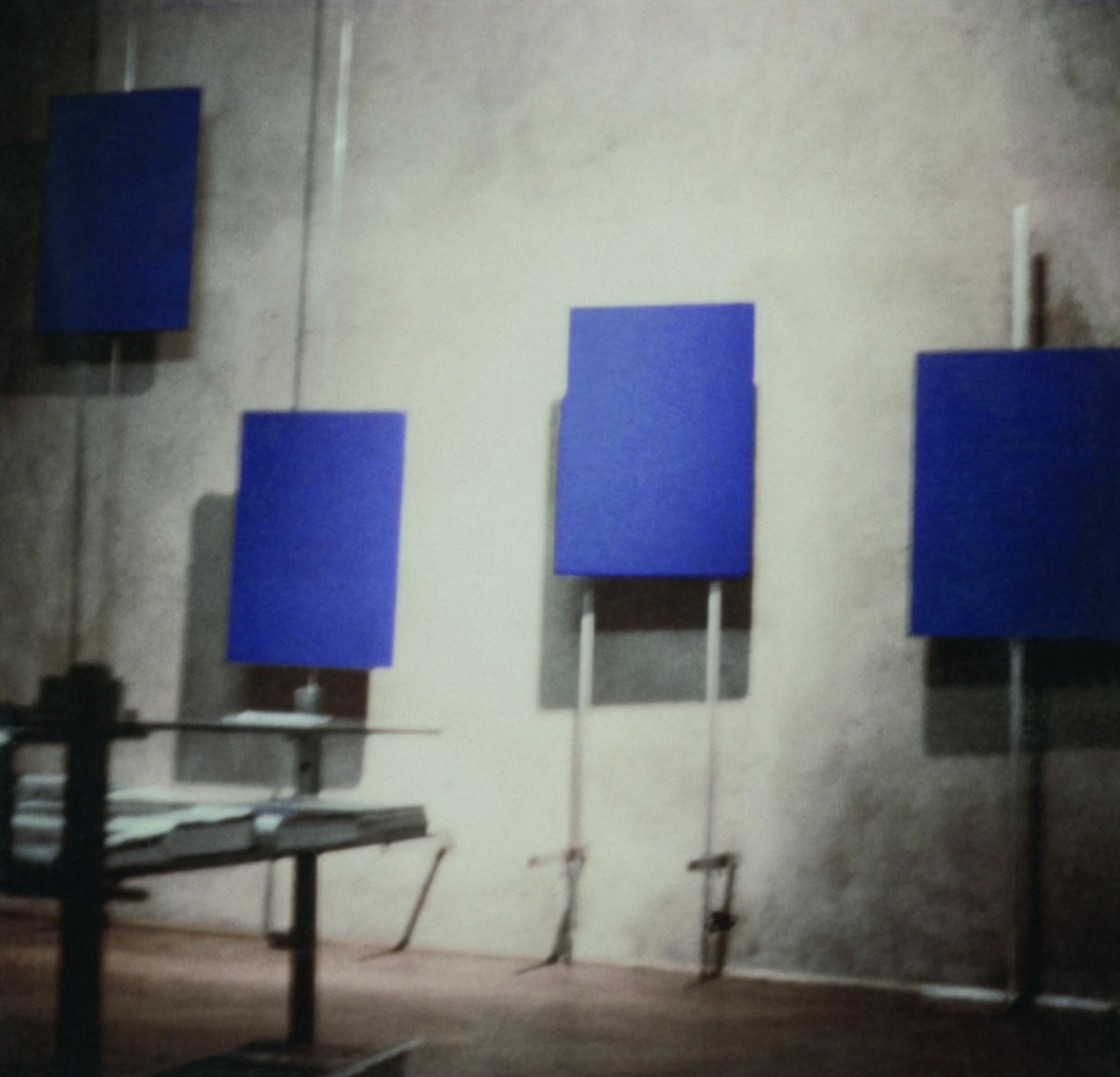 it also explicitly reminds me of Yves Klein's "Proposte Monocrome: Epoca Blu", which was an exhibition of identical blue paintings sold at various pricesnot only did people buy the identical pieces at different prices, people actually **experienced** them differently