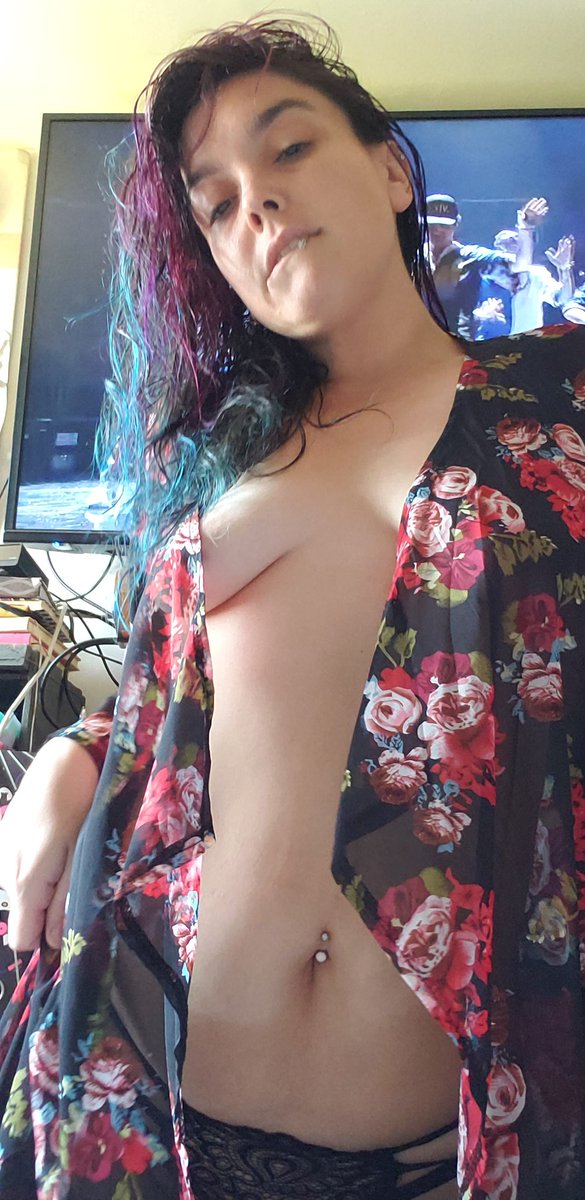 Feminista691's tweet photo. Ahora soy #gamergirl jajajajaj siganme @onlyfans /madresoltera_millennials #erotismo #sensualidad #sexy #camsoft #curvygirl #bigbutt #footfetish #bigass #softgirl let's talk on skype feminista69 #cam #erotic #pack videos and more...#besos #onlyFans https://t.co/UCOMTur0TH