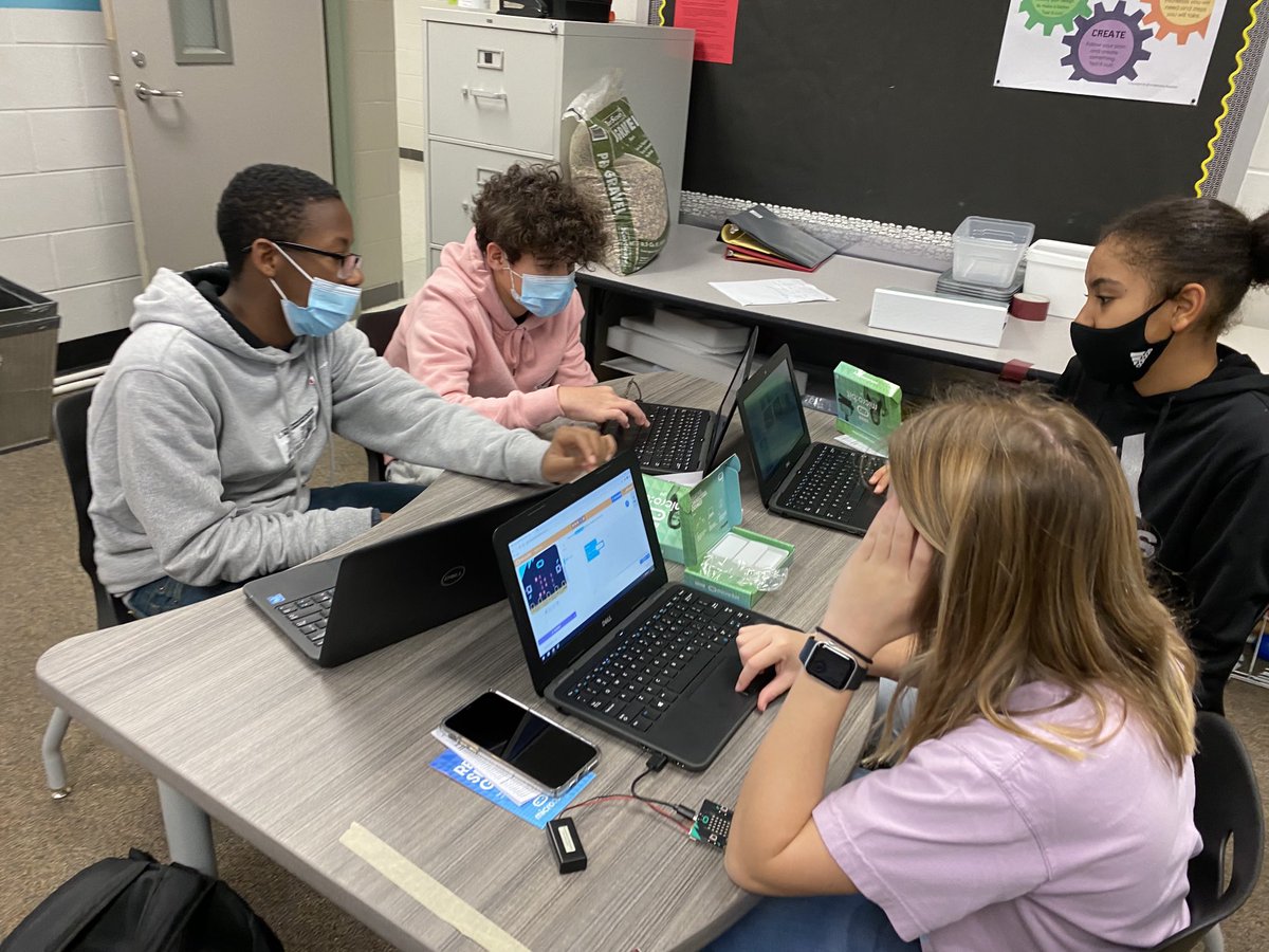 tms_stem's tweet photo. @HumbleISD_FDN thank you for our grant! Working on learning code with @microbit_edu today with our 8th graders! @HumbleISD_TMS #TMSstem https://t.co/blNVyZjoII