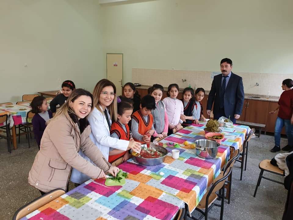 Sartmahmutilk's tweet photo. #salihlideeğitim Manep 2023 Manisa'ya Değer Katanlar Faaliyeti kapsamında yaprak sarması yapımından kareler. https://t.co/izBibOA2Qj