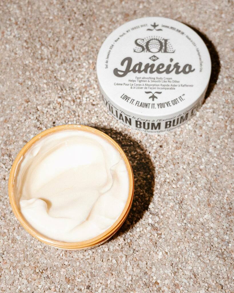 Jamiellanders's tweet image. Dreaming of summer 🌴 i love to create a tropical feel in my morning shower for an energizing day and @soldejaneiro bum bum body wash &amp;amp; lotion is my go-to favorite! I use all their products if i have them on hand 🤣 they smell like a beach day &amp;amp; the ha… instagr.am/p/CJ9AG35HUUv/