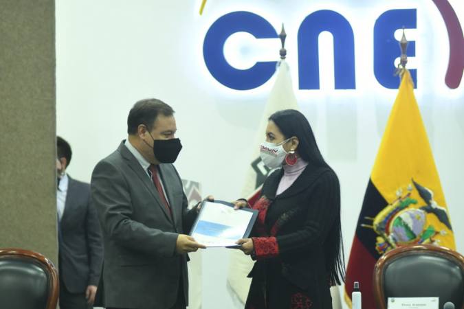 eluniversocom's tweet image. Miembros de Juntas Receptoras del Voto y delegados políticos que estarán en recintos electorales deberán presentar prueba PCR que descarte COVID-19. ► ow.ly/25dD50D6Coc