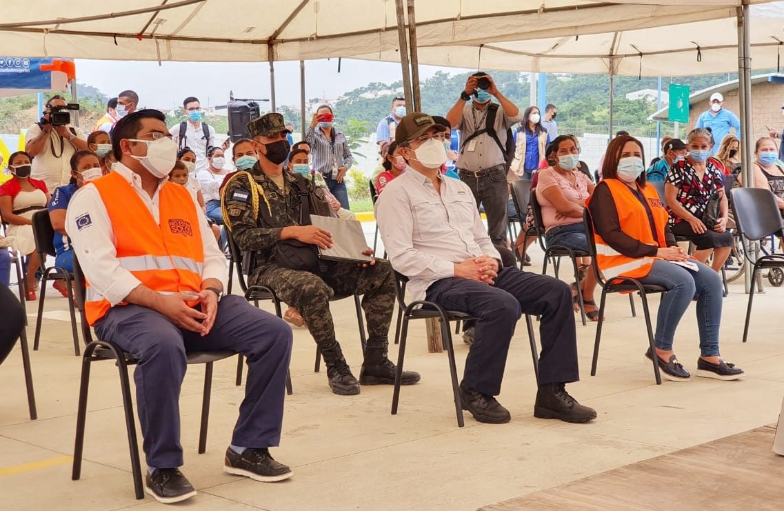 Trabajo_hn's tweet photo. 📍𝐂𝐡𝐨𝐥𝐨𝐦𝐚, 𝐂𝐨𝐫𝐭𝐞́𝐬|Pdte.@JuanOrlandoH en compañía de los Ministros @OlvinVillalobo3 y @ZoilaCruzHN inaugura la primera jornada de pago del bono único de Lps. 5.000 para ayudar las familias afectadas durante las tormentas tropicales Iota y Eta.

#NoEstanSolos https://t.co/2IJK6GDSCK
