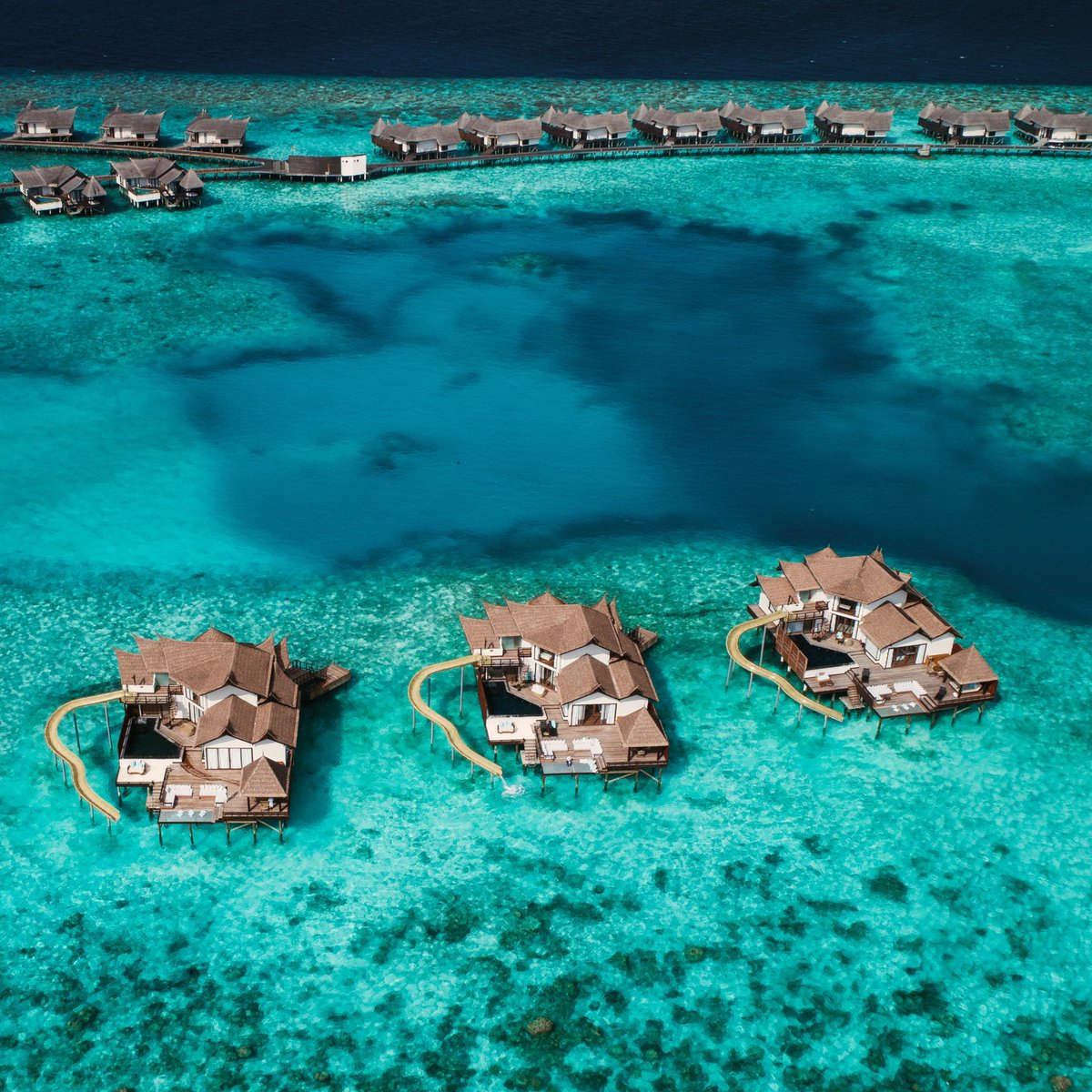 Sovereignluxury's tweet photo. Escape to your own island paradise at the @OzenBolifushi 🏝
Find tropical perfection and more with our new magazine, Sojourn

#maldives #OZENReserveBolifushi #inspiration #stayinspired #luxuryholidays #luxurytravel #luxuryhotels #travel #sovereignholidays

https://t.co/aUmABmfEkG https://t.co/S5FDvNwLUl