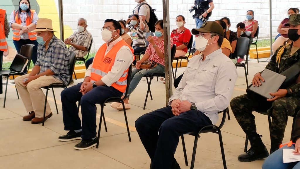 Trabajo_hn's tweet photo. 📍𝐂𝐡𝐨𝐥𝐨𝐦𝐚, 𝐂𝐨𝐫𝐭𝐞́𝐬|Pdte.@JuanOrlandoH en compañía de los Ministros @OlvinVillalobo3 y @ZoilaCruzHN inaugura la primera jornada de pago del bono único de Lps. 5.000 para ayudar las familias afectadas durante las tormentas tropicales Iota y Eta.

#NoEstanSolos https://t.co/2IJK6GDSCK