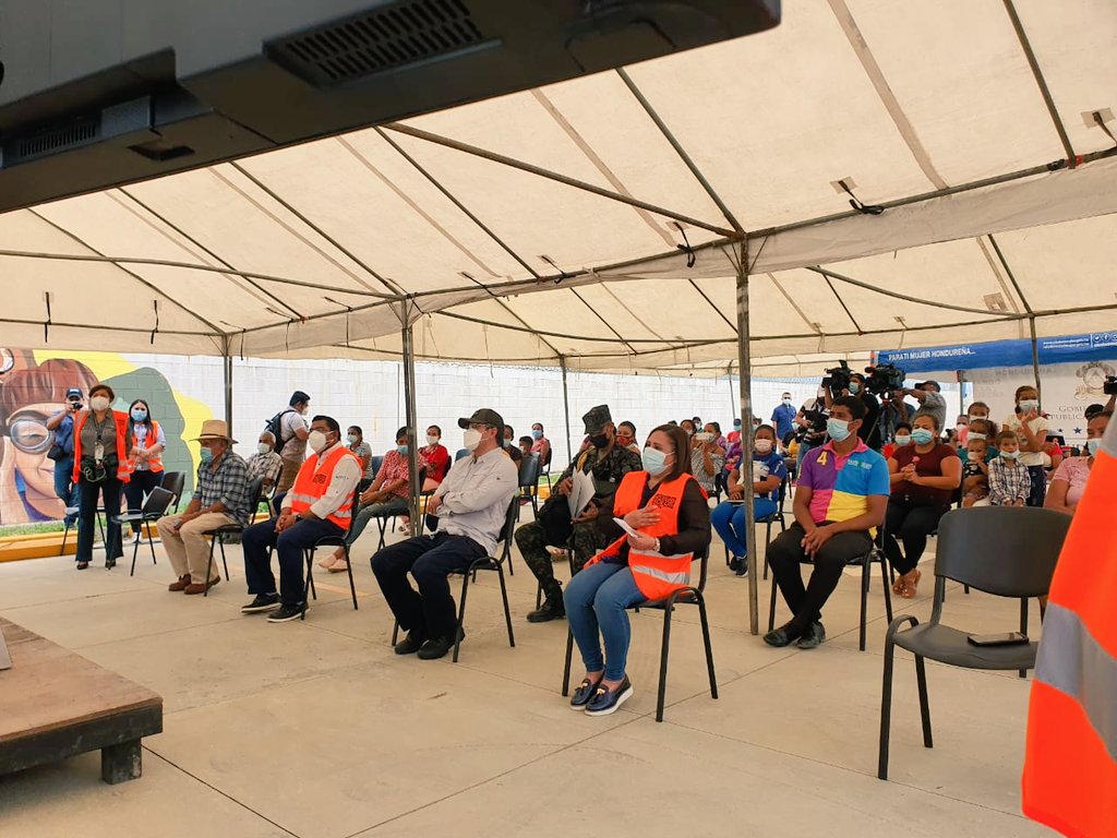 Trabajo_hn's tweet photo. 📍𝐂𝐡𝐨𝐥𝐨𝐦𝐚, 𝐂𝐨𝐫𝐭𝐞́𝐬|Pdte.@JuanOrlandoH en compañía de los Ministros @OlvinVillalobo3 y @ZoilaCruzHN inaugura la primera jornada de pago del bono único de Lps. 5.000 para ayudar las familias afectadas durante las tormentas tropicales Iota y Eta.

#NoEstanSolos https://t.co/2IJK6GDSCK