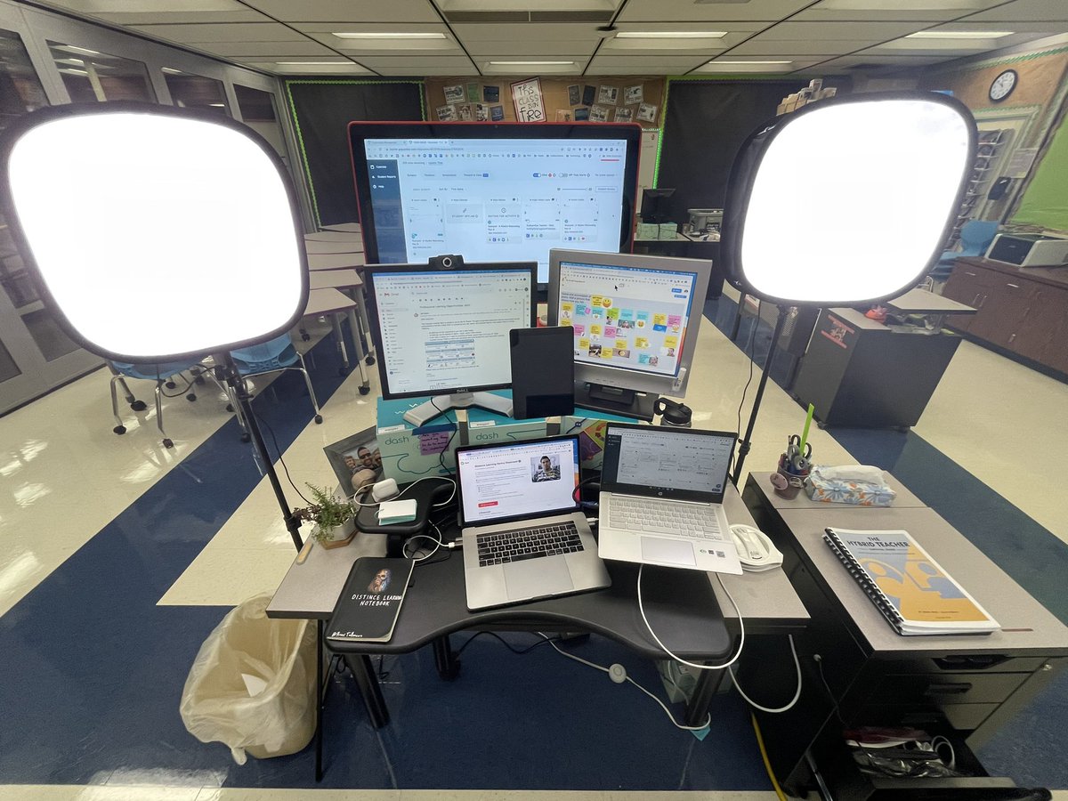HansTullmann's tweet photo. The desk set-up is growing... https://t.co/msczlNg51n