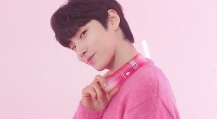 aklima06's tweet photo. i really want to buy this body mist only cause #HwangInYeop is in the advertisement haha- #truebeauty #BestBuy https://t.co/Stb5piSUXm
