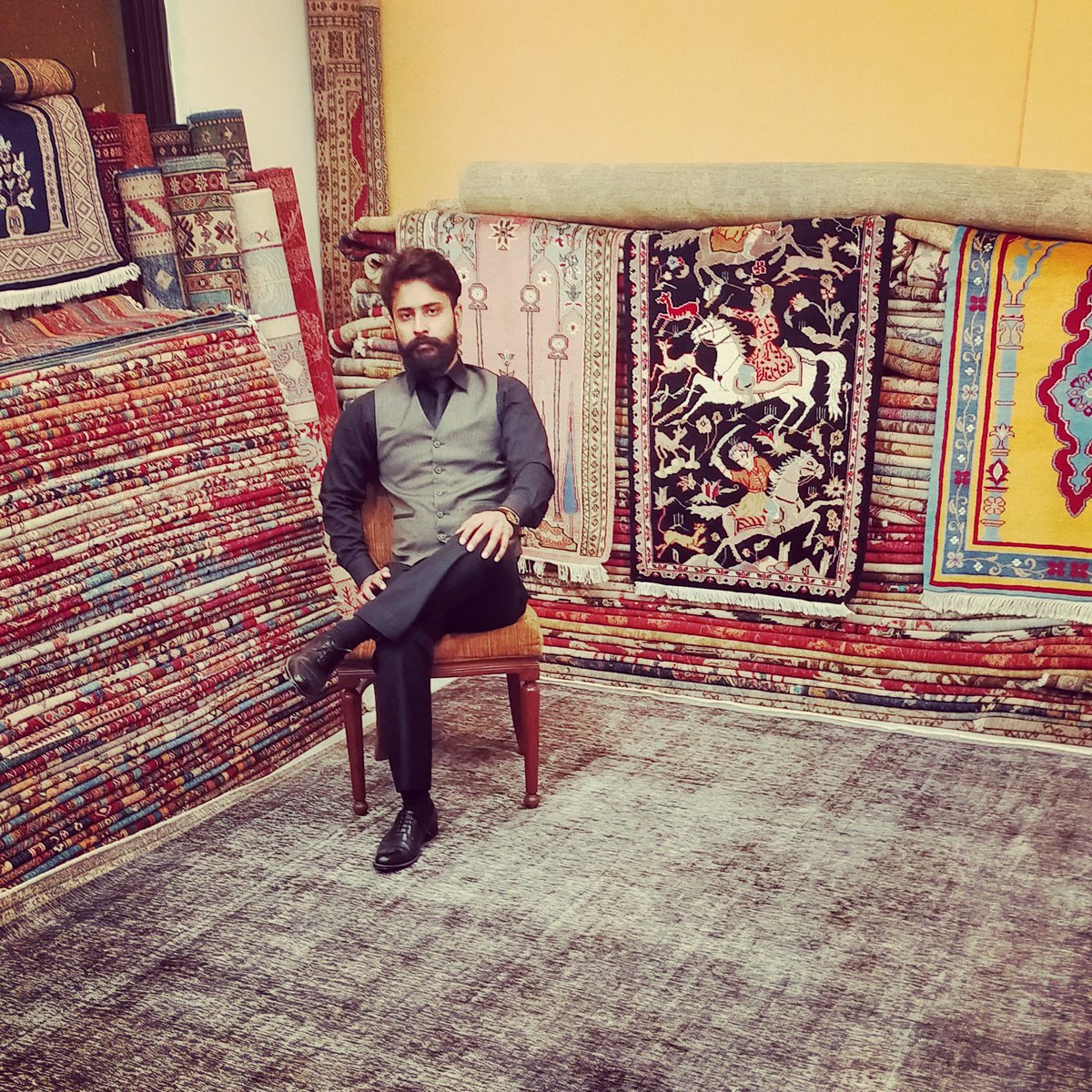 HandMade1985's tweet image. Manufacturers and exporters of Hand Knotted Woolen Rugs. @SKB_07 
#orientalrugs #handmade #homedecor #interiordesignideas #architects #flooring #luxuryhomes #newarrivals #Pakistan #giftideas #vintage #antique #collection #beautiful #manufacturer #exporters #artwork #Lahore