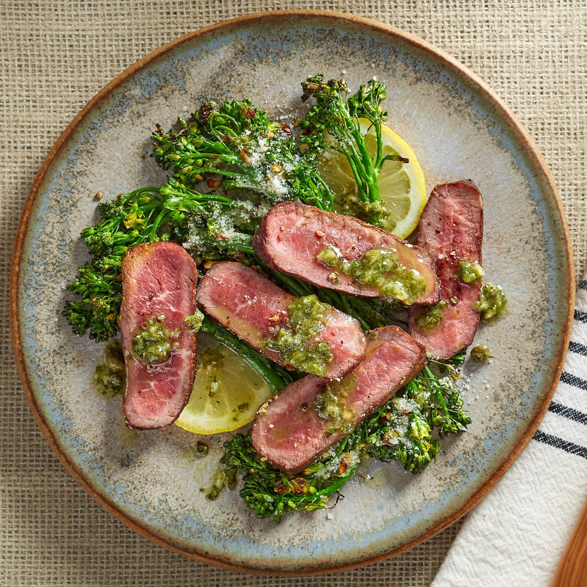 gobbleinc's tweet photo. Eating healthy shouldn't be hard OR boring. Our #LeanAndClean Sirloin Steak w/ Charred Broccolini &amp; Italian Salsa Verde brings chef-designed flavors to your table in minutes. Plus, with under 500 calories per serving &amp; no filler grains, it's a win-win. 🥦 #GobbleTime https://t.co/73UjmOONi0