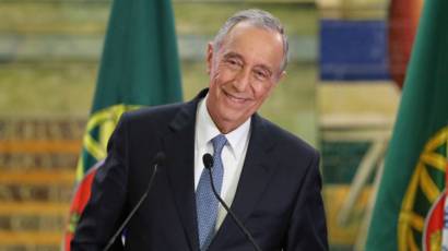 El presidente portugués, Marcelo Rebelo de Sousa, dio positivo por coronavirus y anuló toda su agenda pública dos semanas antes de las elecciones. 

El jefe de Estado, de 72 años, es "asintomático", y se aisló en el palacio presidencial.
Vía: <a href="/AFPespanol/">Agence France-Presse</a> 

#12Ene
