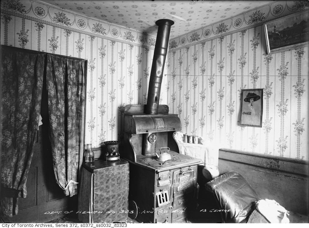 TorontoArchives's tweet photo. We're continuing this week's #ALookInsideTO kitchen theme with this image from 1914. The location given for this kitchen is 13 Centre Avenue. Photo: Dept. of Public Works https://t.co/PAHZPopGRF https://t.co/Bz8ApJ1fWH