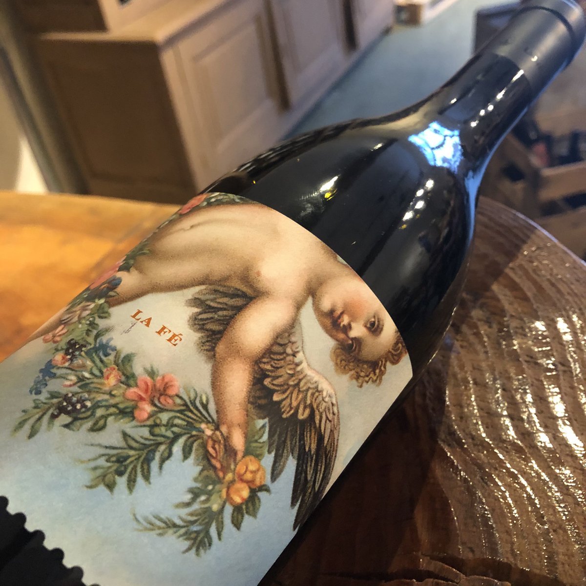 ChezMadiran's tweet photo. Un ange.... Nouveau millésime... nouvelle étiquette temporaire. Ce Madiran 100% Tannat sans souffre du domaine Berthoumieu est le vin pour tenir jusqu’à vendredi 💪- 🚚 gratuite 😉#madiran #MardiConseil #vin https://t.co/on90t1os21