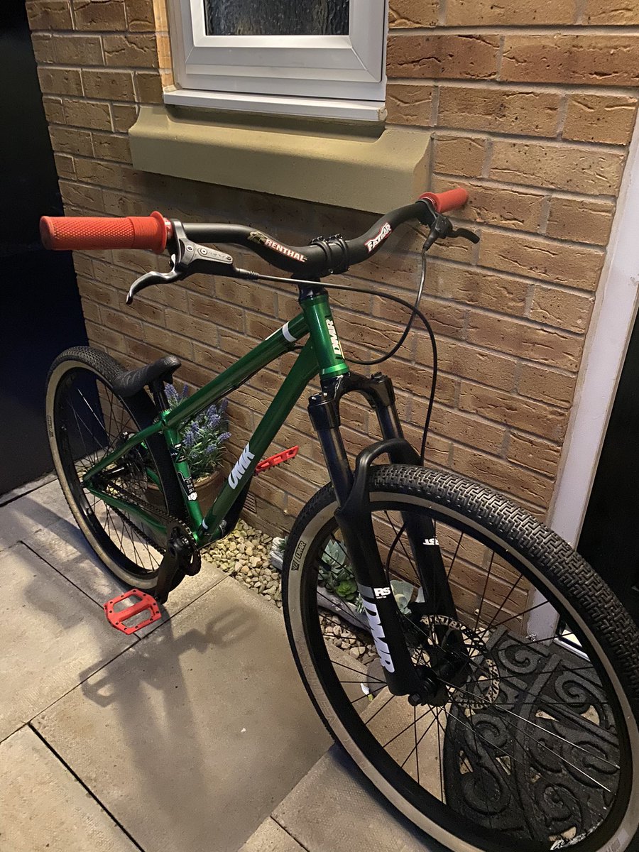 Alt_Time_'s tweet photo. Few little upgrades to the @dmrbikes #sect @dmrbikes #v11s and some sick @Renthal_Cycling #fatbars @raceface604 stem too @UKMTB_Chat oh and the standard for every bike iv got some #deathgrips https://t.co/ek4PhjlS0w
