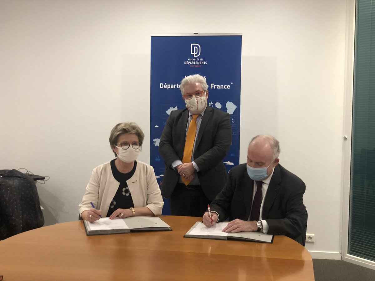Signature de la convention <a href="/ADepartementsF/">Départements de France</a> et le Cerema en présence de <a href="/Dbussereau/">Dominique Bussereau</a> Pdt ADF, <a href="/JarrotMc/">Marie-Claude JARROT</a> Pdte et @pberteaud DG du Cerema, cet après-midi à l’ADF #PatrimoineBâti #Securitéroutiere #environnement #ouvrageart #infrastructure