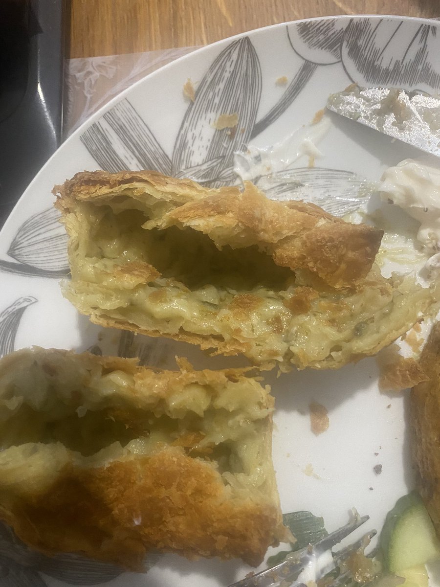 Jaimini22's tweet photo. @PukkaPies I’ve just had one of your veggie - cheese, leek and potato pies! However there is no filling?!! See pic! So disappointed!! https://t.co/vFrXapjU2B